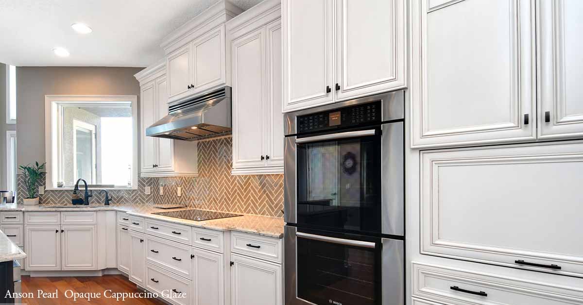 Anson Traditional Style Kitchen Cabinets with Peral Glaze and Cappuccino Glazing